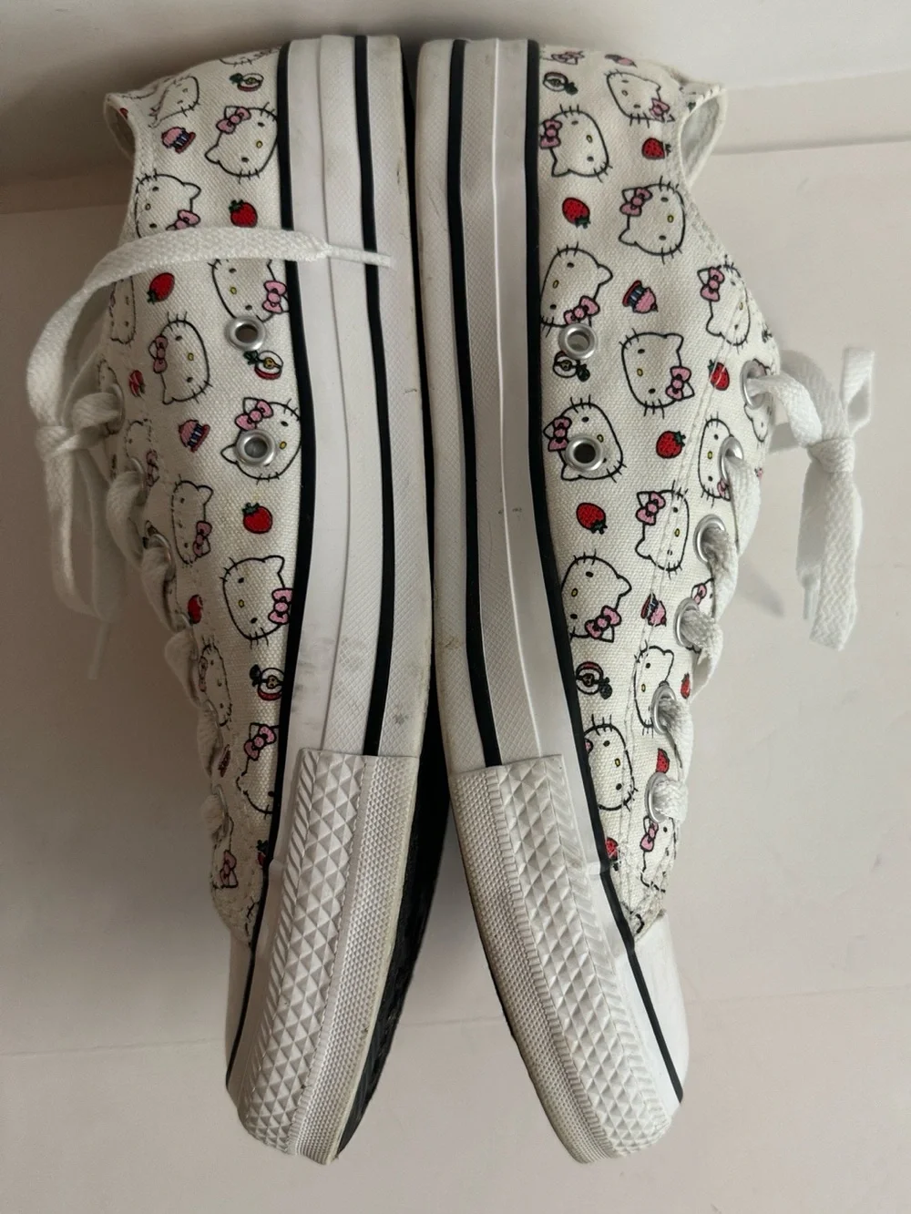 Converse x Hello Kitty Chuck Taylor All Star Low-Top White Canvas.Size 9.5